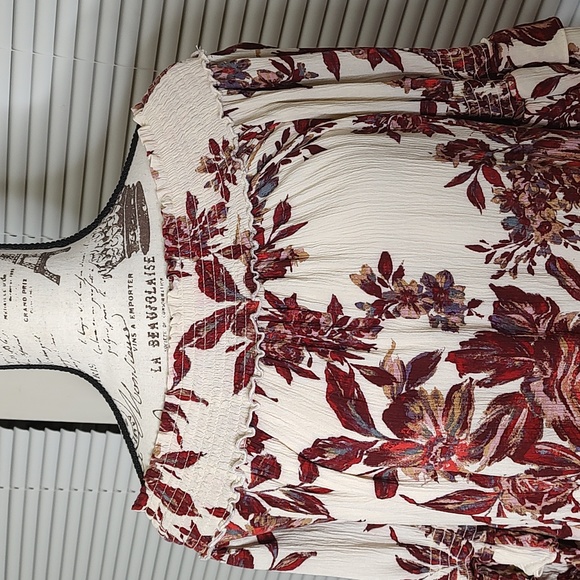 Miss Me Mini Dress Cream Red Berry Floral Bell Steeve SZ: Small - Picture 4 of 9